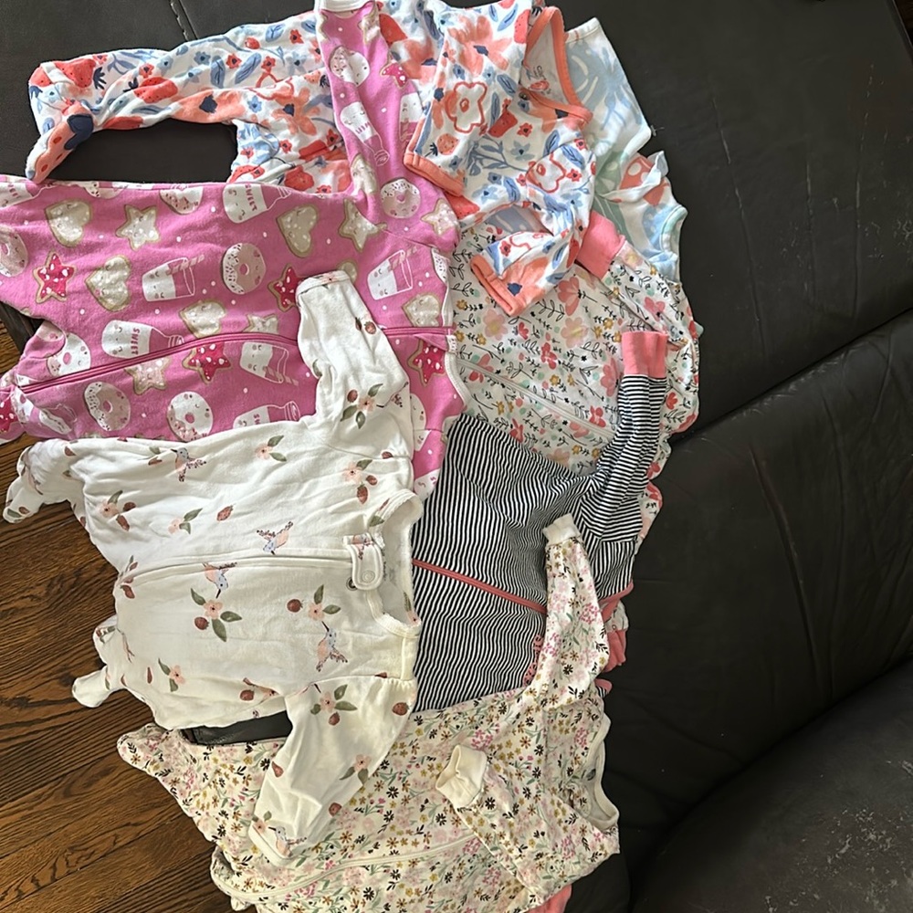 Baby girl pajamas 0-3 months. Good condition